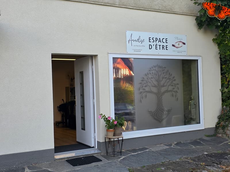 l'entrée principale d'une maison, avec une porte vitrée et une enseigne sur le bâtiment / the front entrance of a house with a glass door and sign on the building