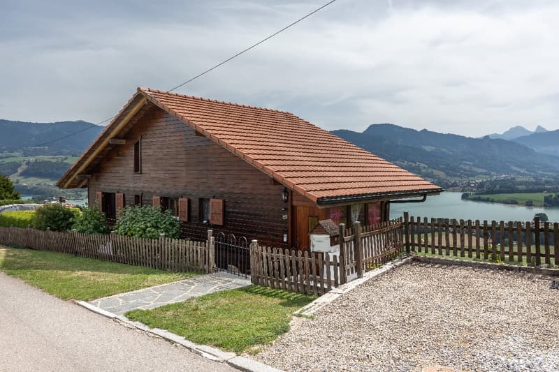 EN EXCLUSIVITÉ – Chalet avec vue imprenable sur les Préalpes fribourgeoises (3)