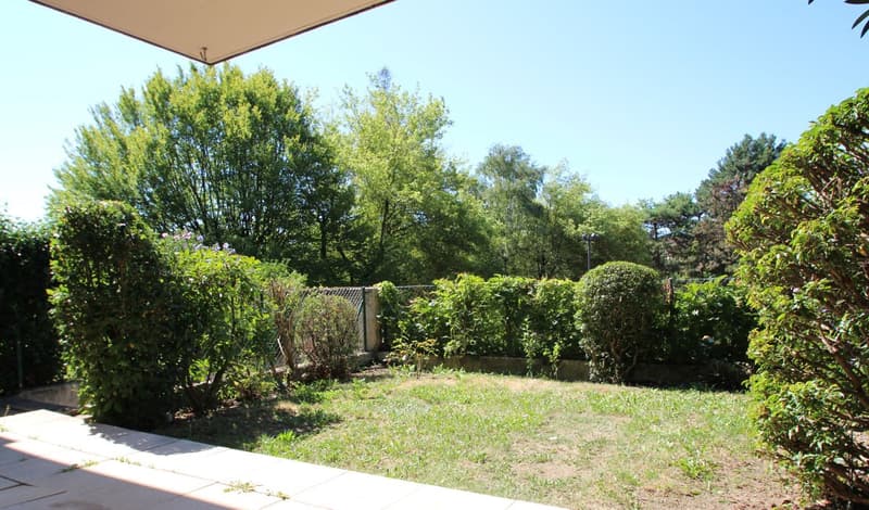 Dans jolie copropriété, à louer 2.5 pièces en rez-de-chaussée avec terrasse et jardin (3)