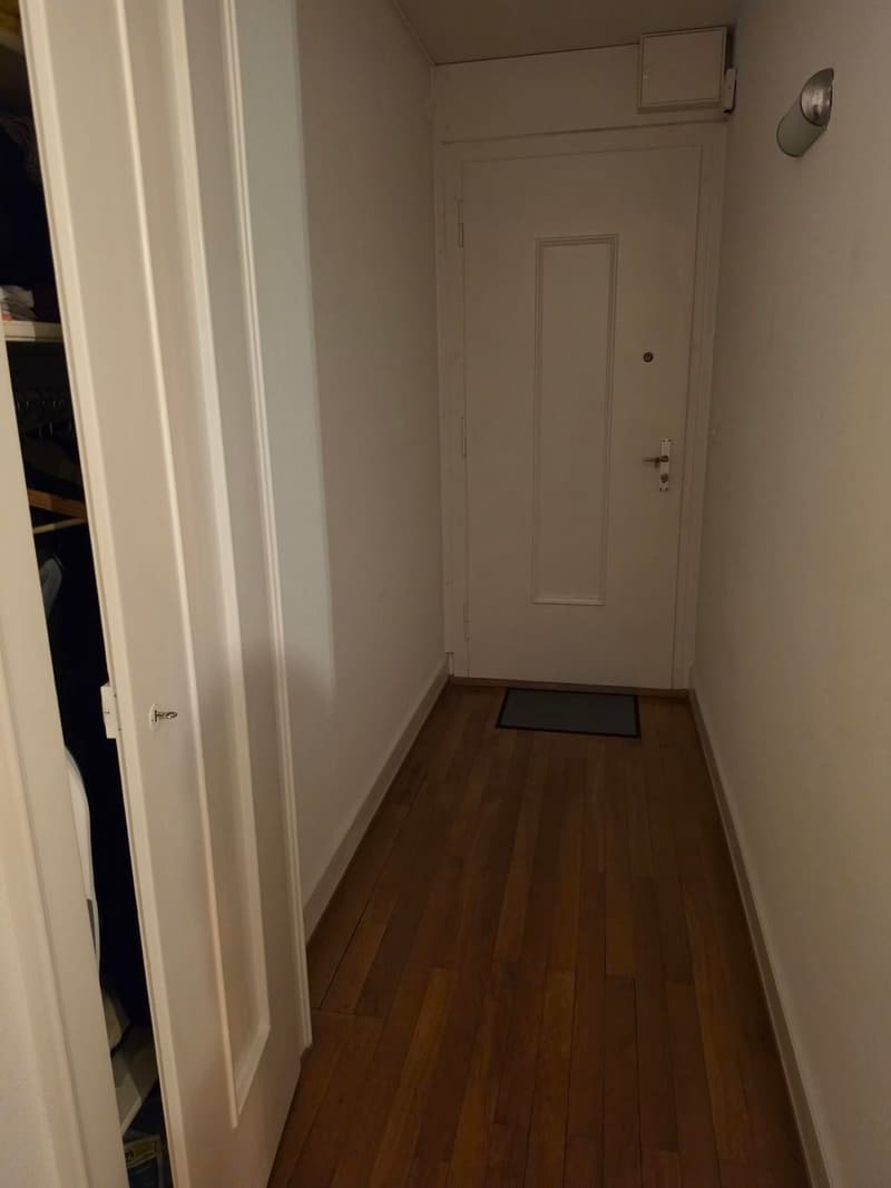 Couloir avec armoire murale