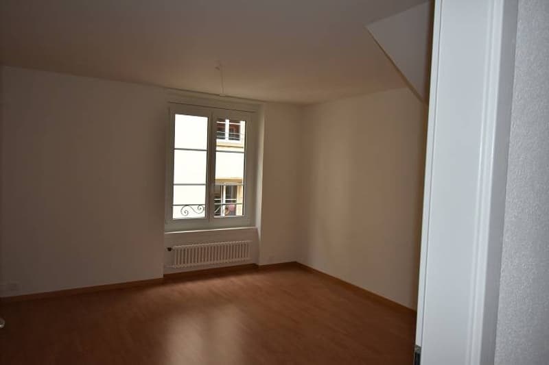Centre ville, à deux pas de toutes les commodités, grand appartement de 3,5 pièces au 2ème étage (3)