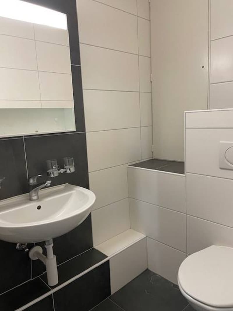 Centre ville, à deux pas de toutes les commodités, grand appartement de 3,5 pièces au 2ème étage (6)