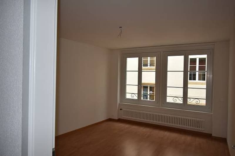 Centre ville, à deux pas de toutes les commodités, grand appartement de 3,5 pièces au 2ème étage (2)