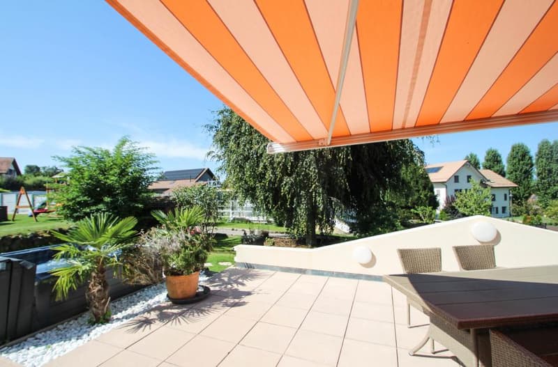 Vue sur terrasse, accès depuis véranda
