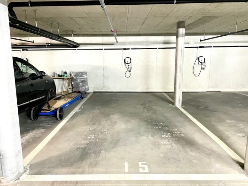 Place de parc intérieure avec borne de rechargement pour véhicules électriques (3)