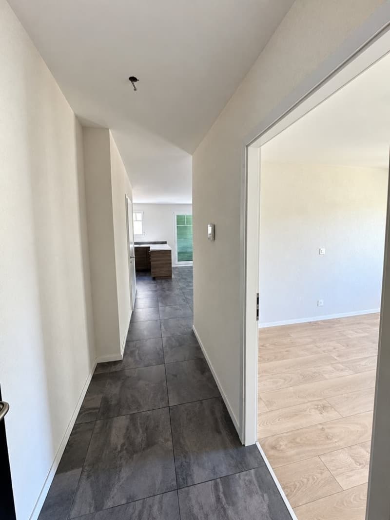 Appartement de 2.5 pièces au 1er étage avec balcon à Villeneuve (1)