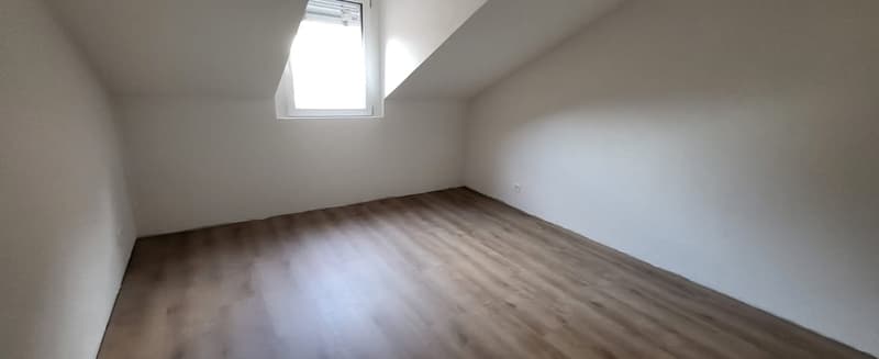 empty room, wooden floor, white walls, small window