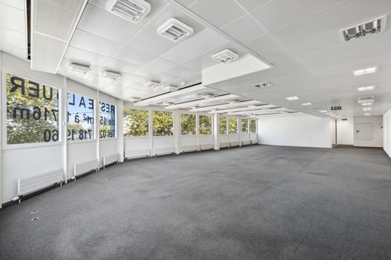 L'immeuble est desservi par 2 ascenseurs, accès sécurisé et équipé de la fibre optique. (10)