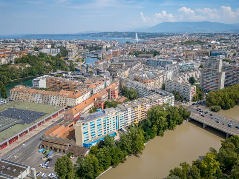 Appartement traversant de 4 pièces avec 2 balcons, situé au 1er étage. (2)