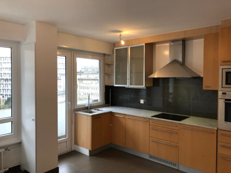 Bel appartement traversant avec balcon, situé au 4ème étage. (6)