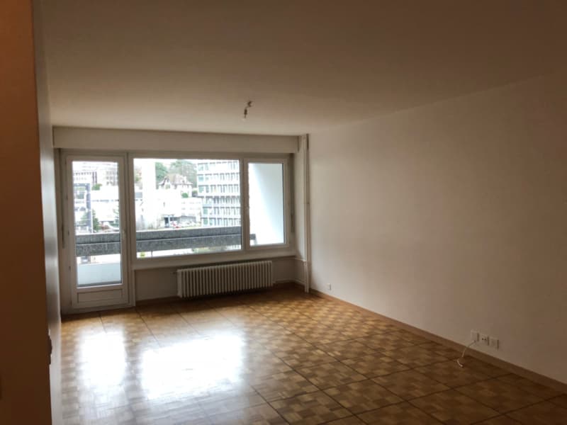 Bel appartement traversant avec balcon, situé au 4ème étage. (4)