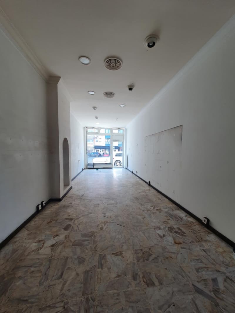 Arcade commerciale d'une surface de 71 m2. (2)