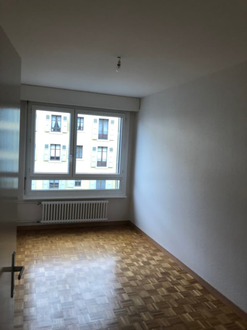 Bel appartement traversant avec balcon, situé au 4ème étage. (5)