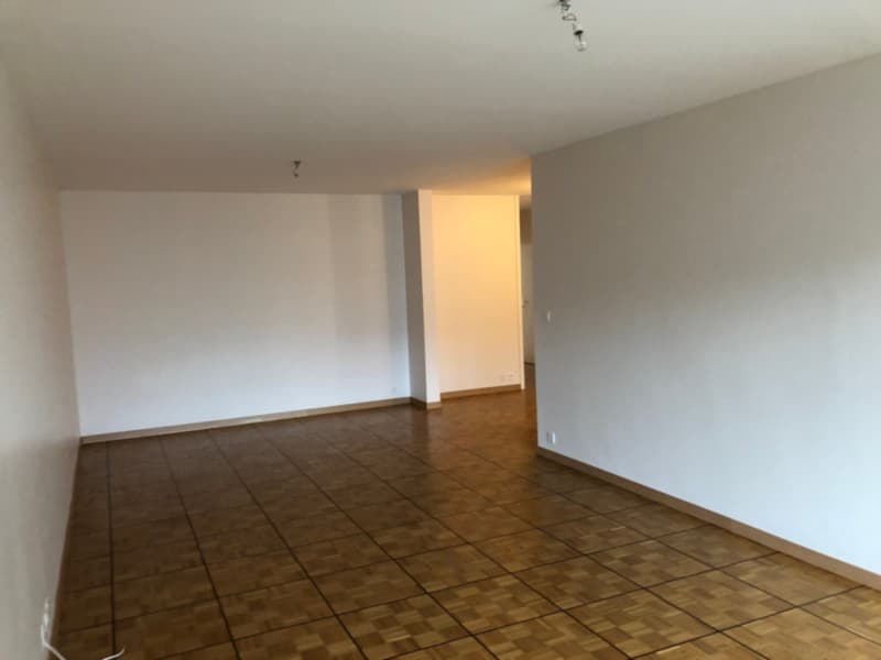 Bel appartement traversant avec balcon, situé au 4ème étage. (3)
