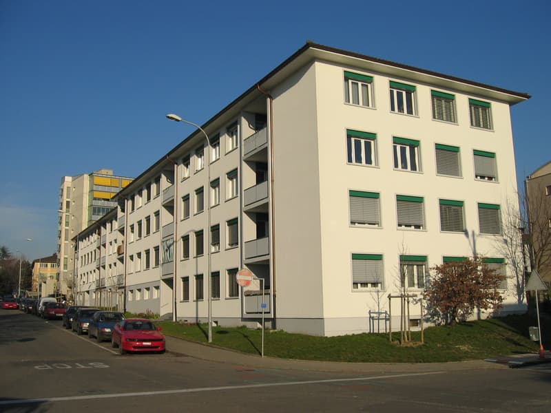 Appartement de 3 pièces avec balcon situé au rez-de-chaussée. (1)