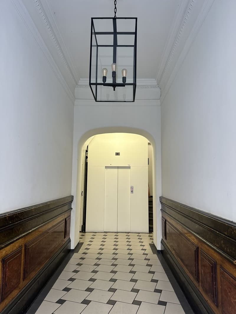 Très bel appartement de 4.5 pièces traversant d'environ 95 m2, jouissant du cachet de l'ancien (parquets anciens et moulures au plafond), situé au 5ème étage. (10)