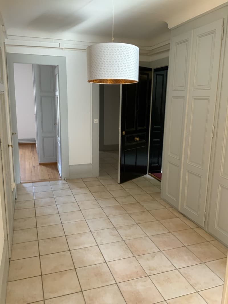 Très bel appartement de 4.5 pièces traversant d'environ 95 m2, jouissant du cachet de l'ancien (parquets anciens et moulures au plafond), situé au 5ème étage. (7)
