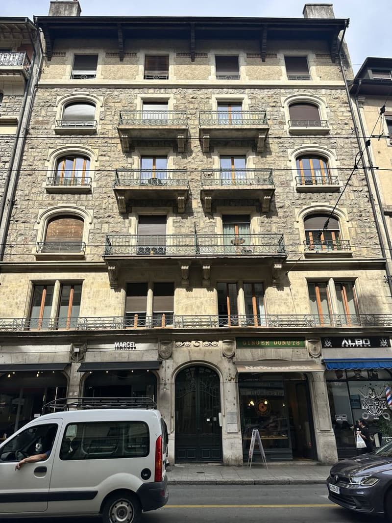 Très bel appartement de 4.5 pièces traversant d'environ 95 m2, jouissant du cachet de l'ancien (parquets anciens et moulures au plafond), situé au 5ème étage. (9)