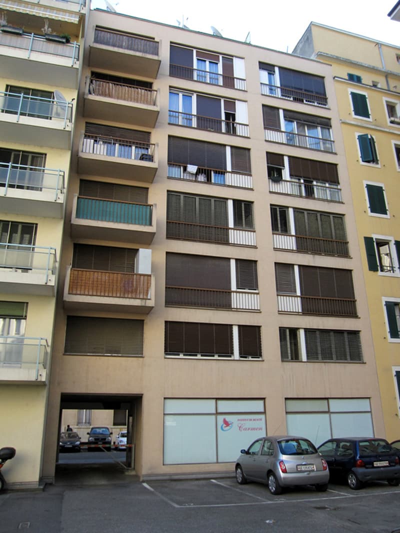 Studio meublé situé au 3ème étage. (1)