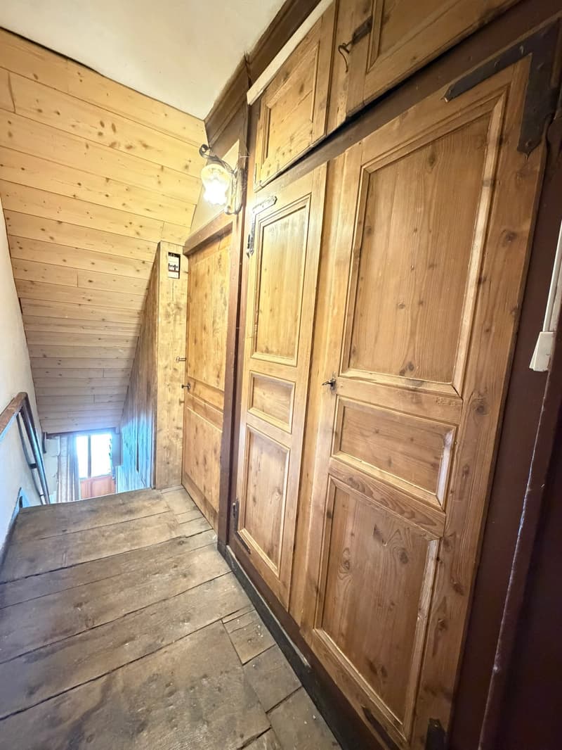 Le haut de l'escalier avec rangements