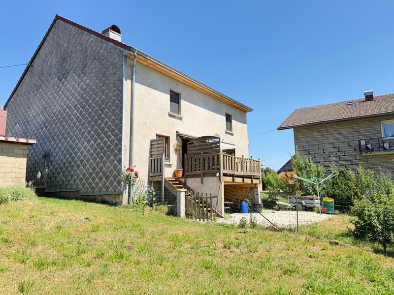 Vue globale de la maison depuis le jardin