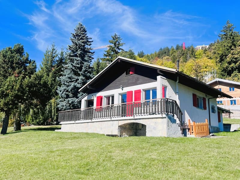 Alpine-style house, 2 stories, red shutters, balcony, raised ground floor, gray stone