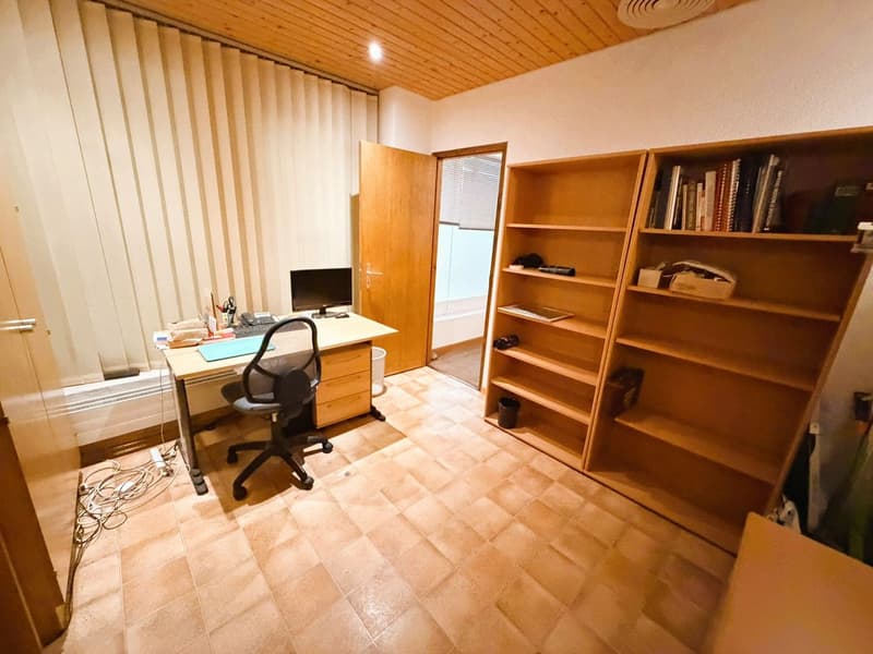TRÈS SPACIEUX CABINET DE PHYSIOTHÉRAPIE - 10 SALLES DE TRAITEMENT -IDÉALEMENT SITUÉ AU CŒUR DE CRANS (20)