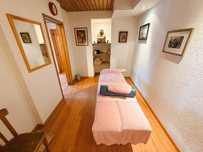 TRÈS SPACIEUX CABINET DE PHYSIOTHÉRAPIE - 10 SALLES DE TRAITEMENT -IDÉALEMENT SITUÉ AU CŒUR DE CRANS (13)