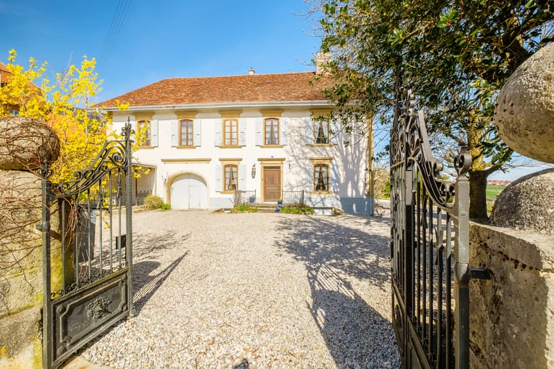 Superbe maison de maître avec boxes à chevaux (2)