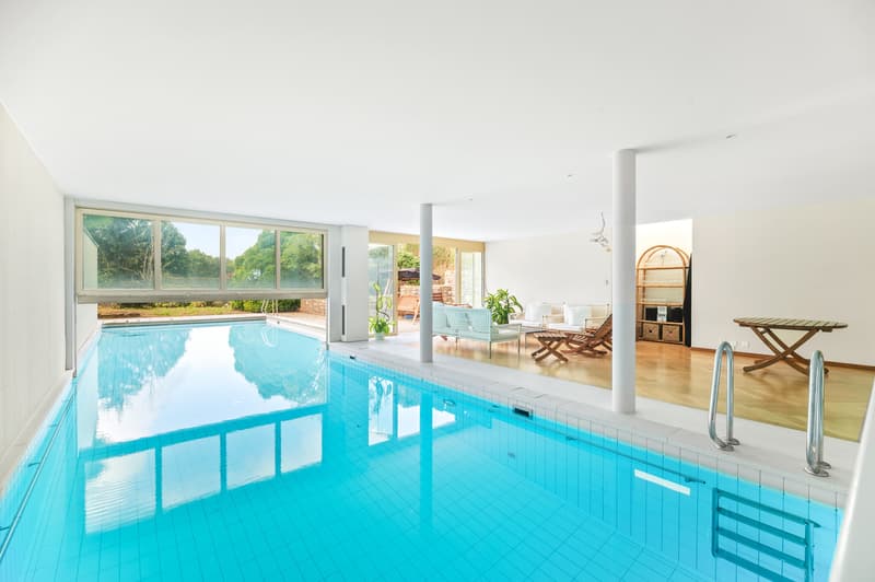 Propriété de charme à rénover, vue et piscine intérieure à St-Légier (11)
