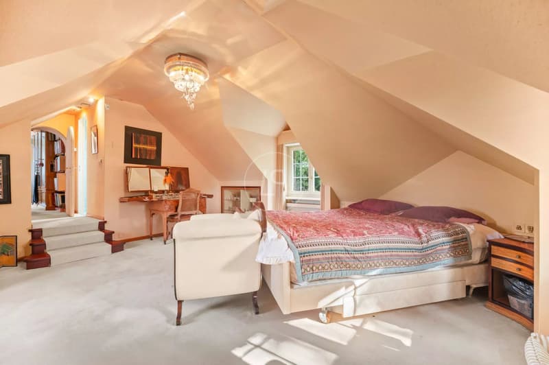 Charming Property to Renovate, View and Indoor Pool in St-Légier (9)