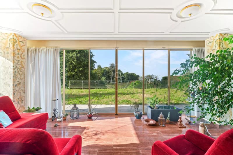 Charming Property to Renovate, View and Indoor Pool in St-Légier (7)