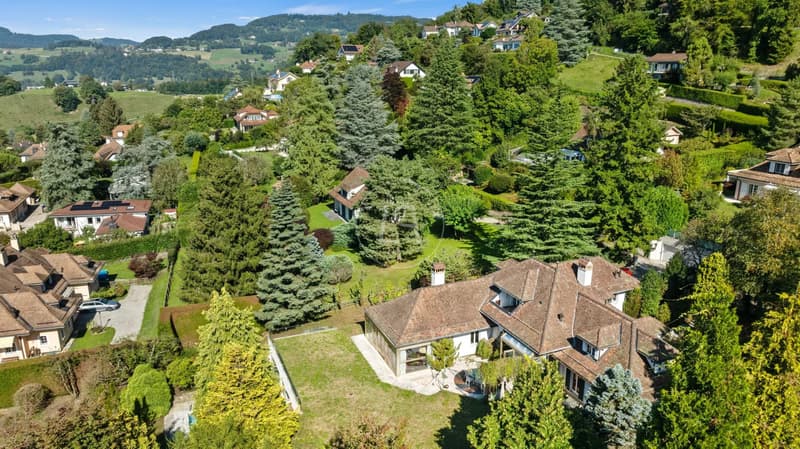Charming Property to Renovate, View and Indoor Pool in St-Légier (3)