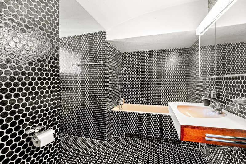 Charming Property to Renovate, View and Indoor Pool in St-Légier (10)