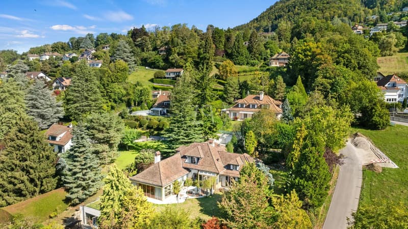 Charming property to renovate, view and indoor pool in St-Légier (2)