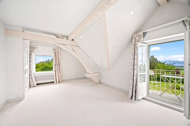 Stunning property with pool and lake view, Apples (13)