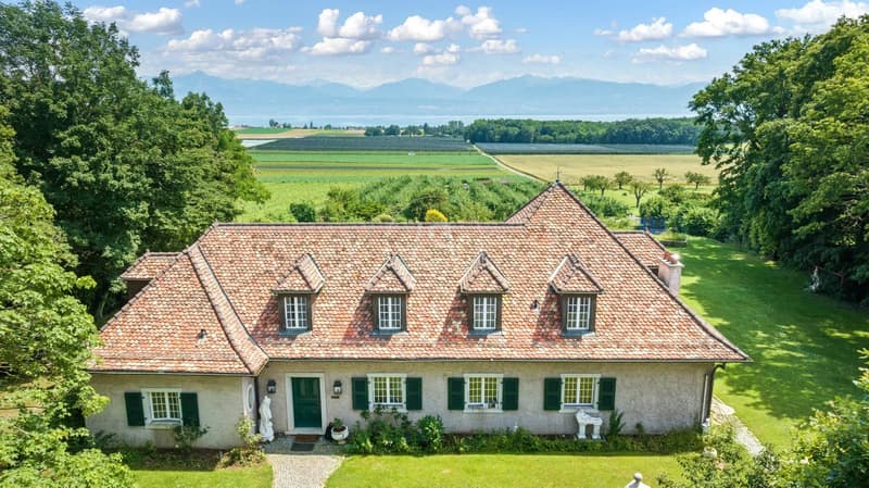 Very beautiful family property in the heart of the vineyards with swimming pool in Etoy (2)