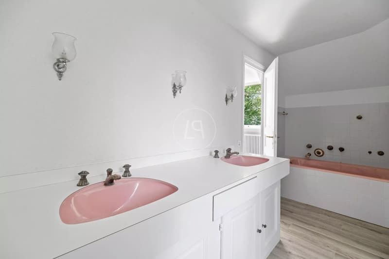 Very beautiful family property in the heart of the vineyards with swimming pool in Etoy (12)