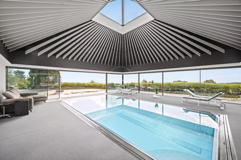 Superb property with lake view and indoor pool in Givrins (11)