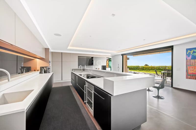 Superb property with lake view and indoor pool in Givrins (5)