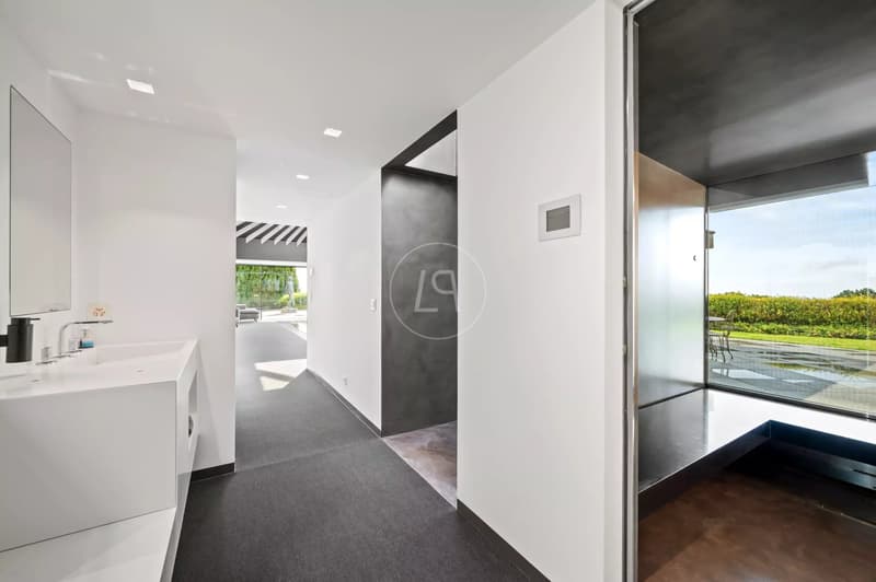 Superb property with lake view and indoor pool in Givrins (12)