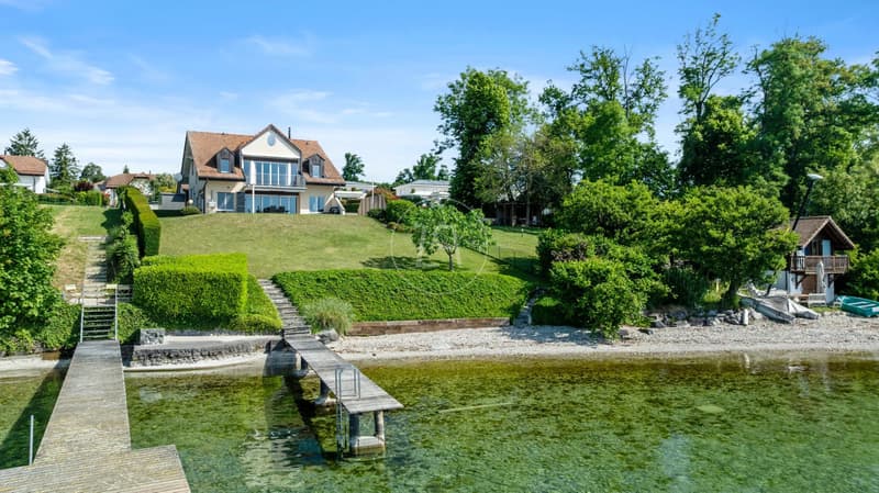 Rare villa with beach in St-Prex (1)