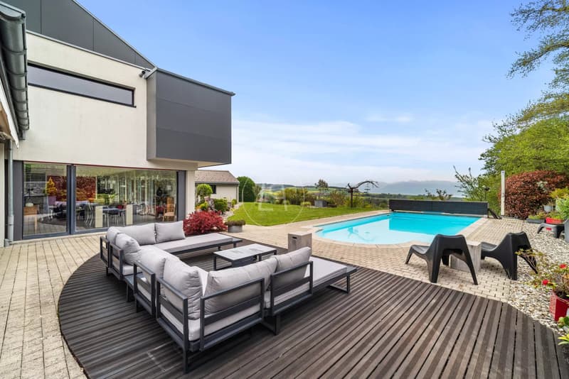 Beautiful family villa, swimming pool and view on the heights of Gland (4)