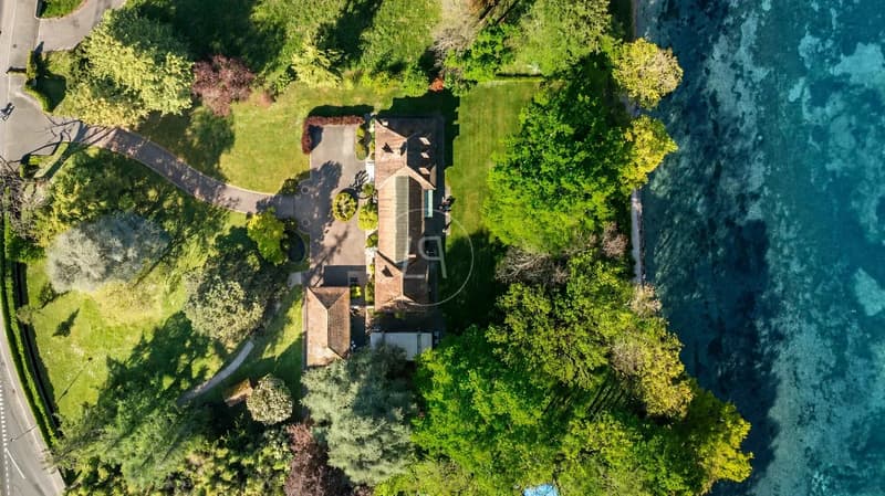 Très belle propriété "pied dans l'eau" à fort potentiel , St Prex (1)