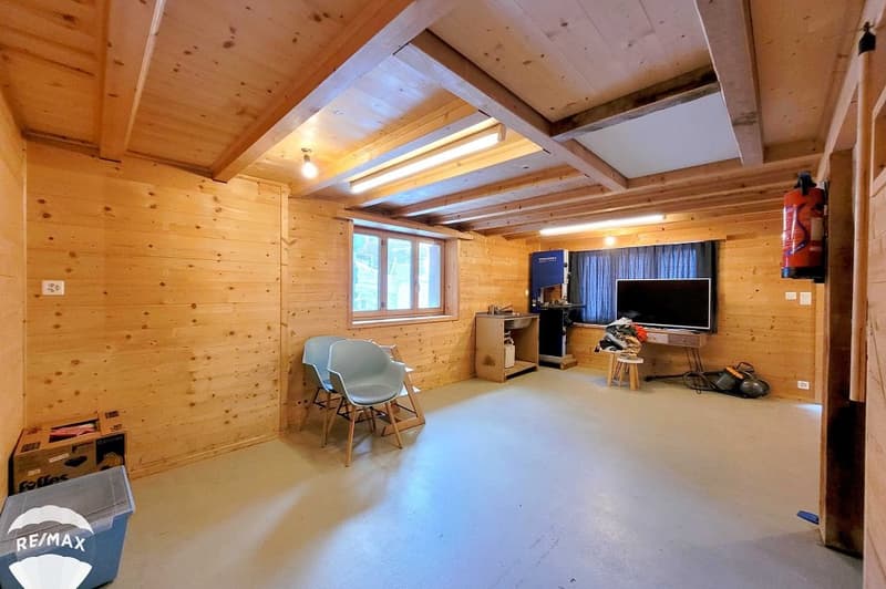 Mayen transformé en appartements et garage. (7)