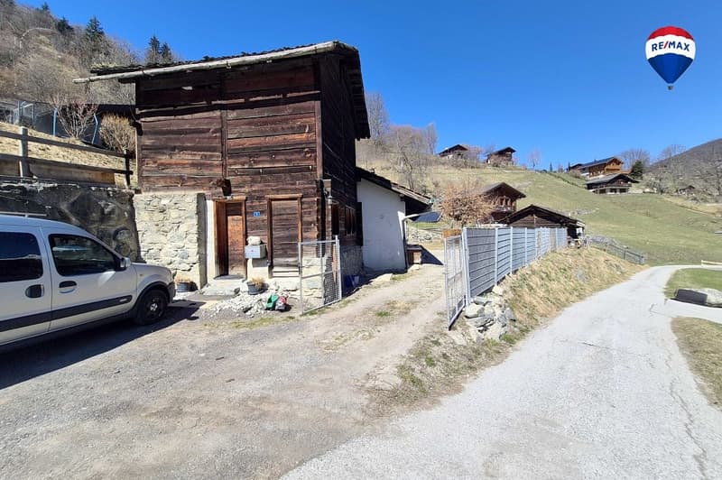 Mayen transformé en appartements et garage. (3)