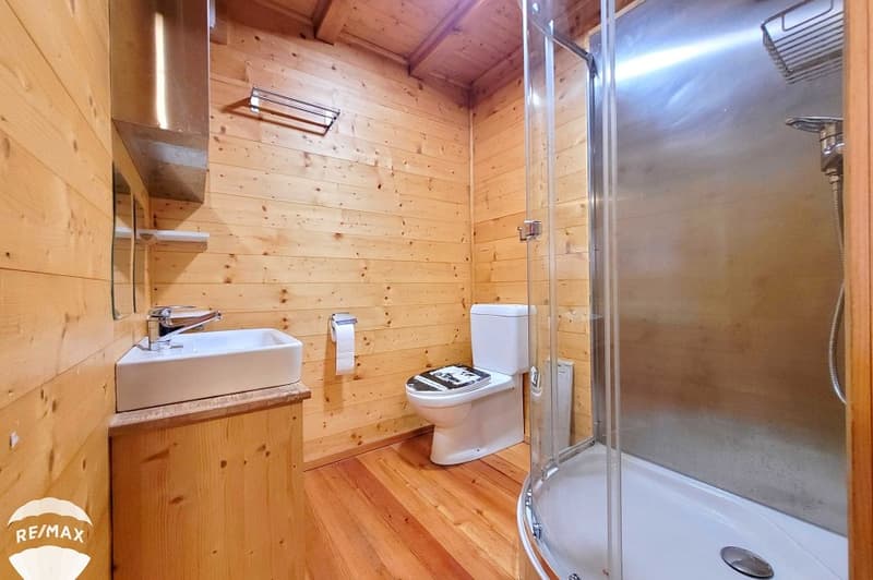 Mayen transformé en appartements et garage. (8)