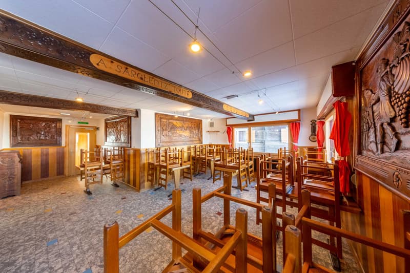 Maison villageoise avec potentiel comprenant un café-restaurant, un appartement en duplex, halle et granges (6)