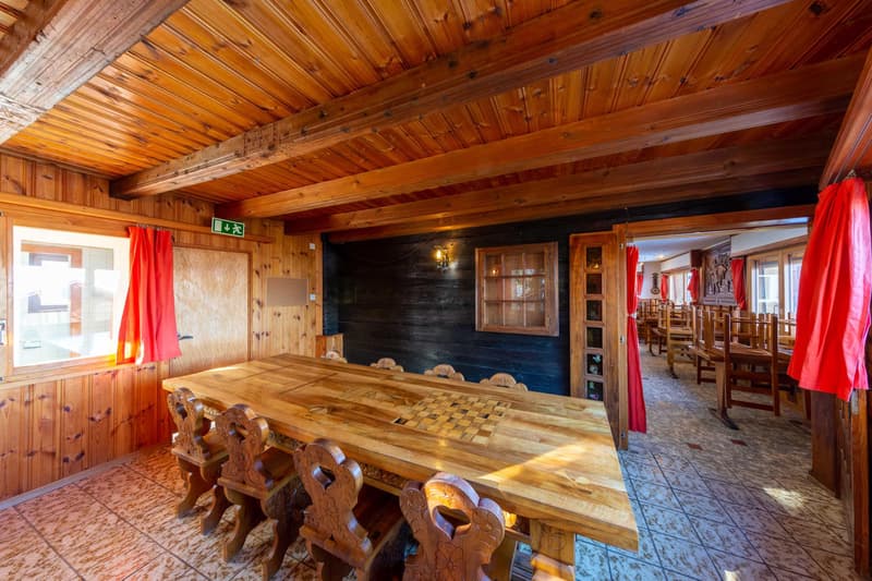 Maison villageoise avec potentiel comprenant un café-restaurant, un appartement en duplex, halle et granges (4)