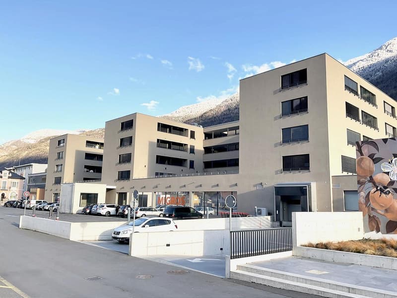 Espaces commerciaux neufs devant la gare (2)